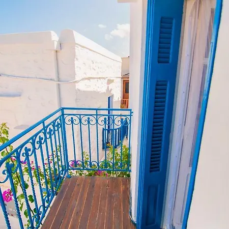 The Balcony Of Bougainvillea! Lägenhet Ano Syros